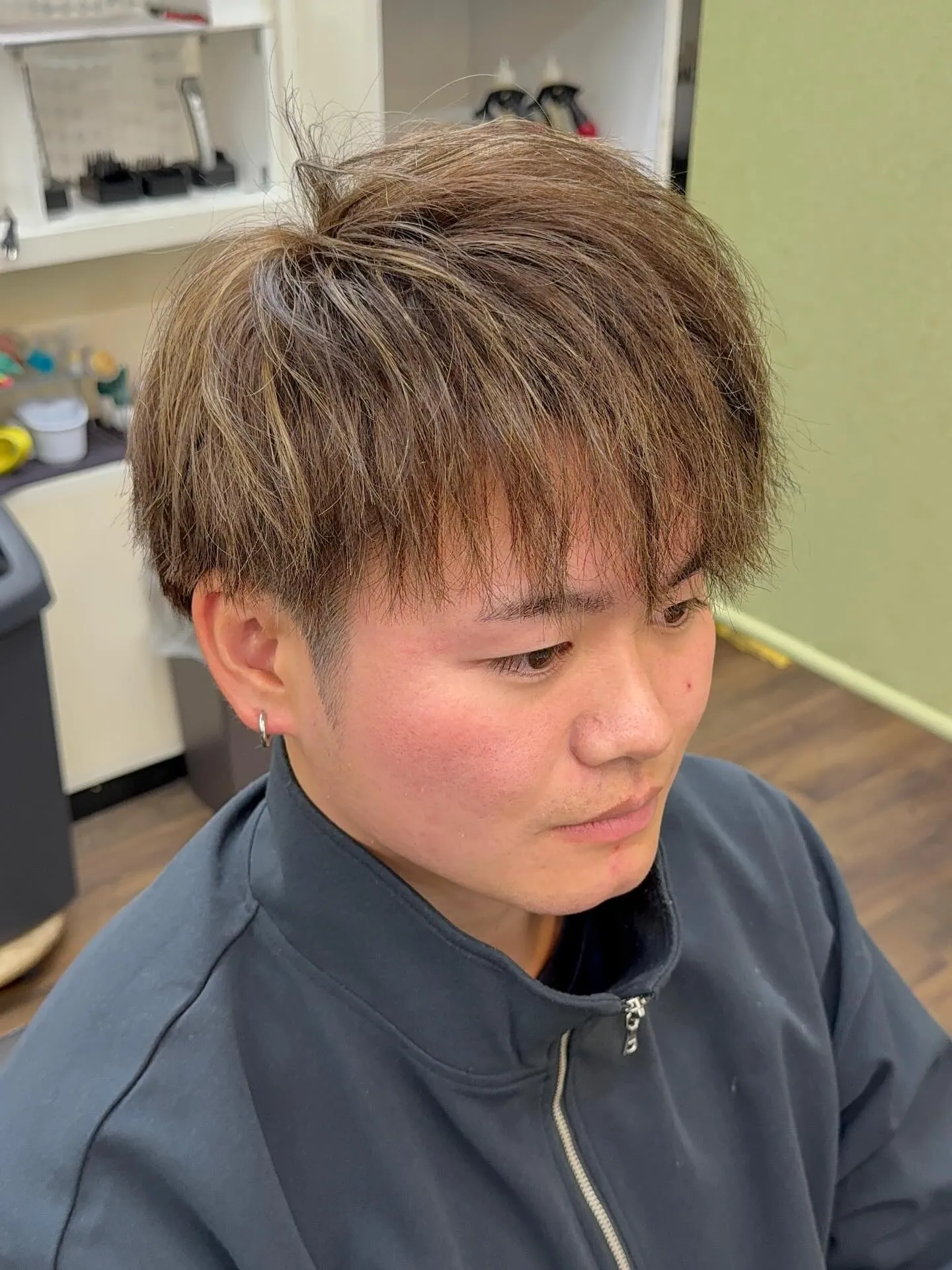 ベージュカラー×金髪メッシュ‼️